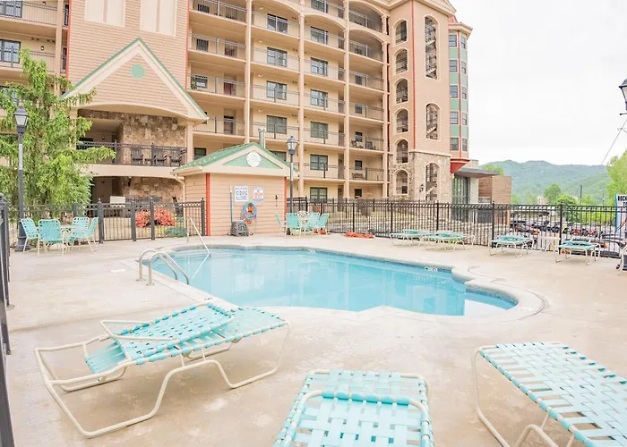 Luxurious Condo, Pool, Fireplace, Hiking