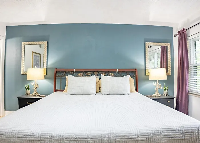 Luxurious Condo, Pool, Fireplace, Hiking