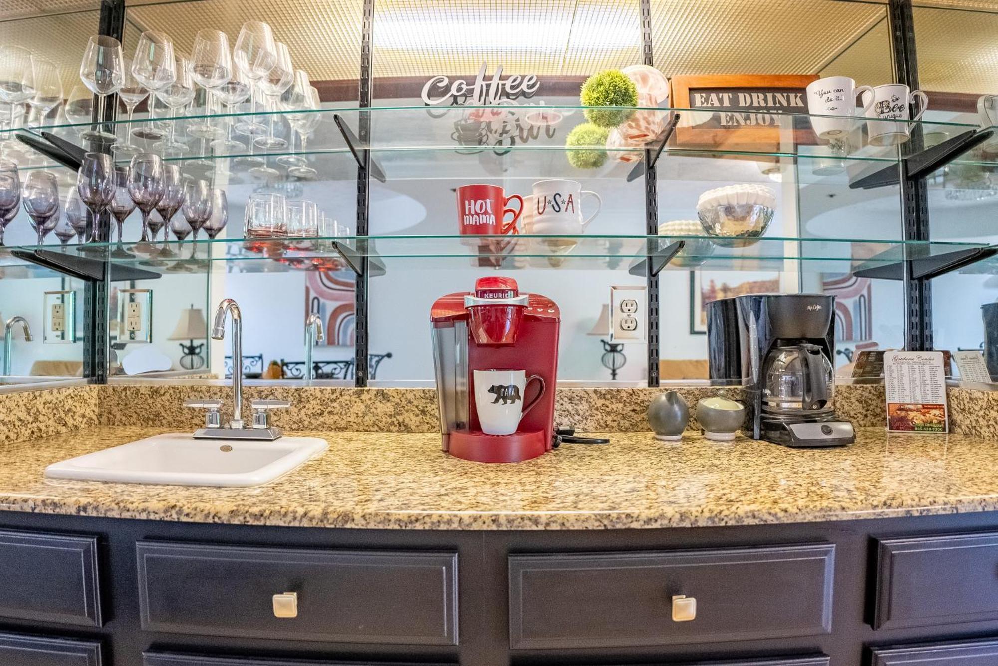 Luxurious Condo, Pool, Fireplace, Hiking Hébergement de vacances Gatlinburg