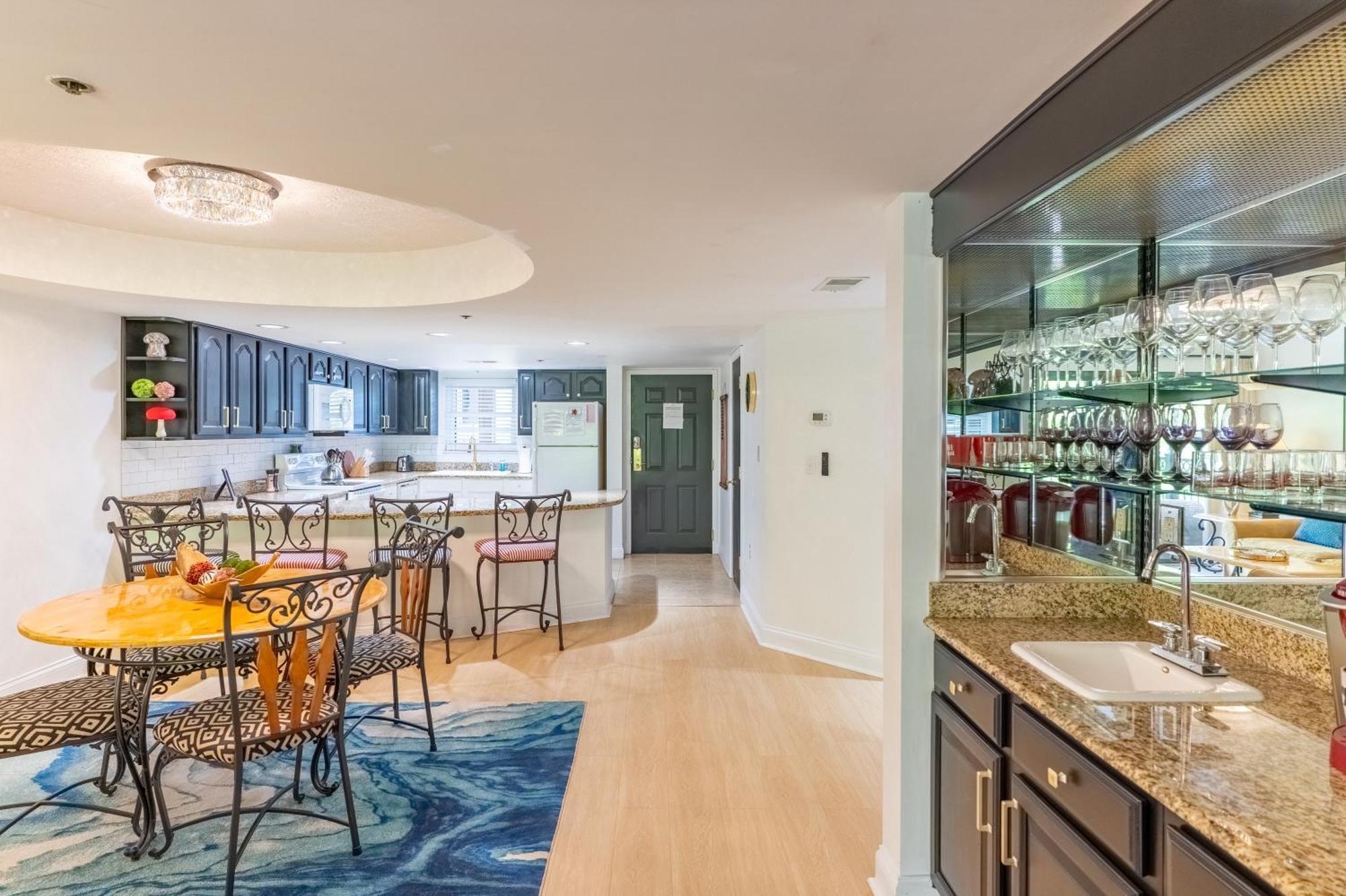 Luxurious Condo, Pool, Fireplace, Hiking Hébergement de vacances Gatlinburg