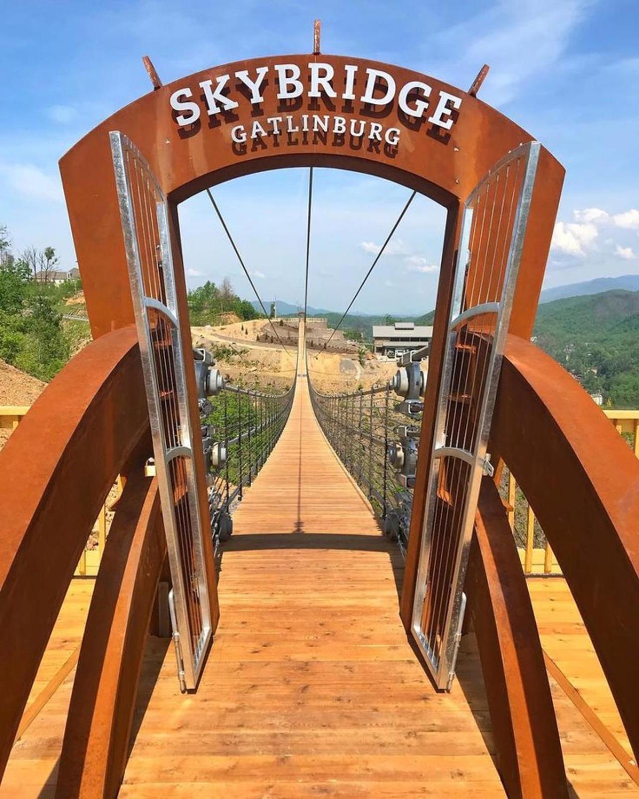 Luxurious Condo, Pool, Fireplace, Hiking * Gatlinburg
